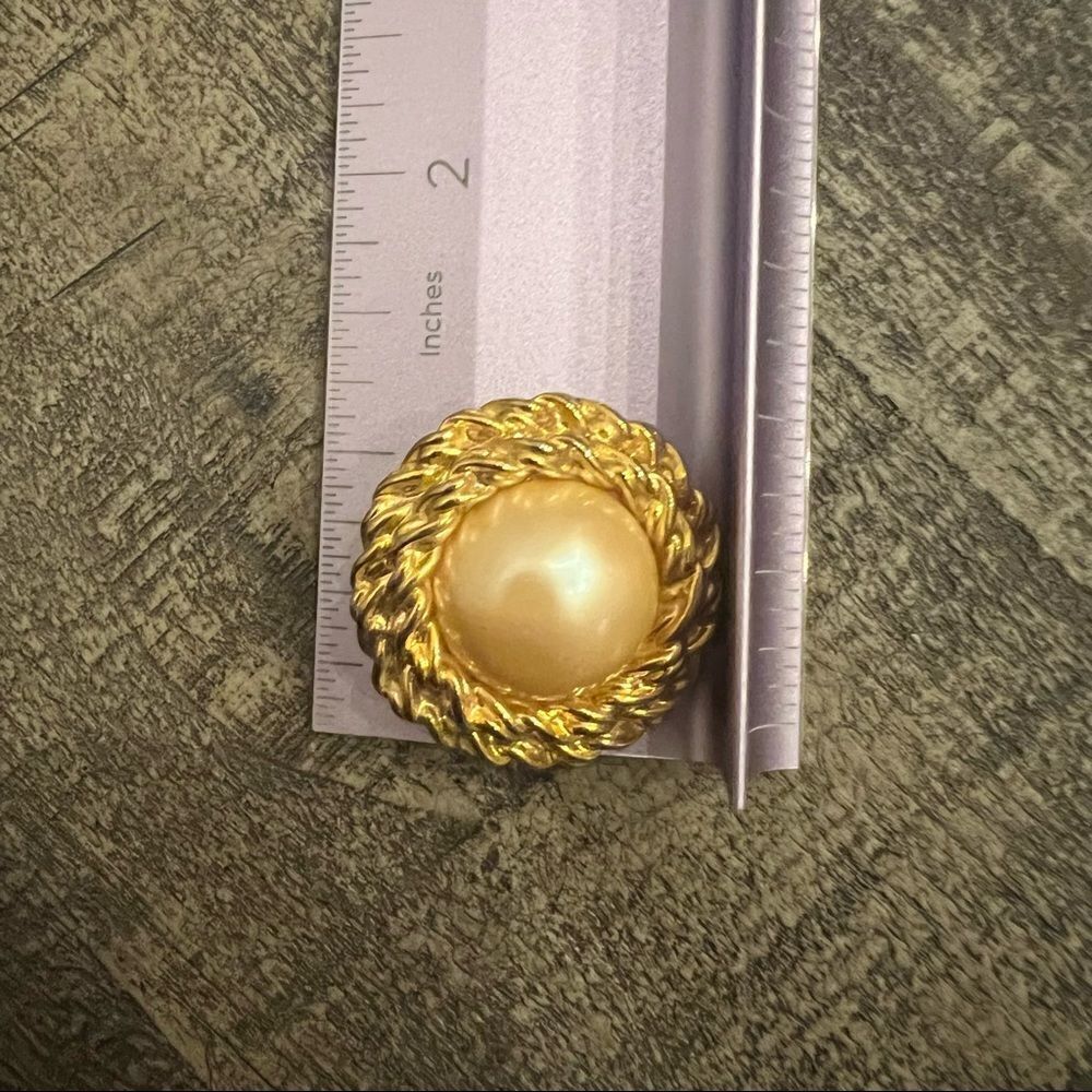 Vintage Joan Rivers Faux Pearl Clip On Earrings - Picture 4 of 5